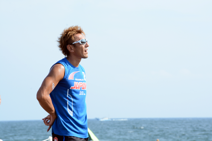 サインを送る西村晃一選手は上場雄也選手とペアで出場