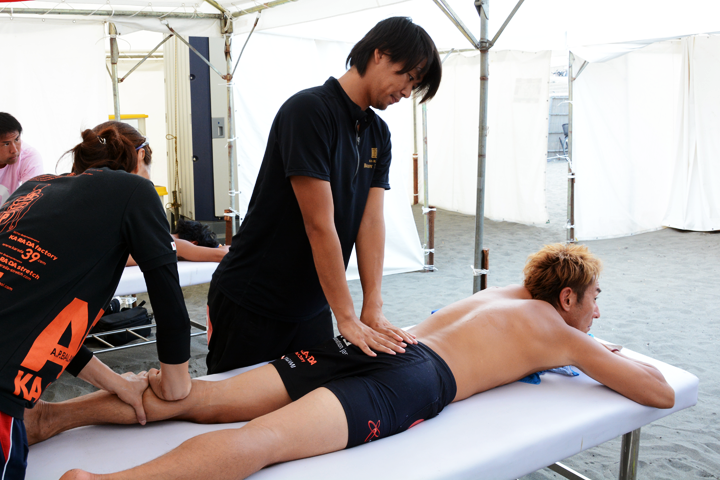 試合前に西村晃一選手のコンディショ二ングを行う、今野トレーナーと堤 専属トレーナー